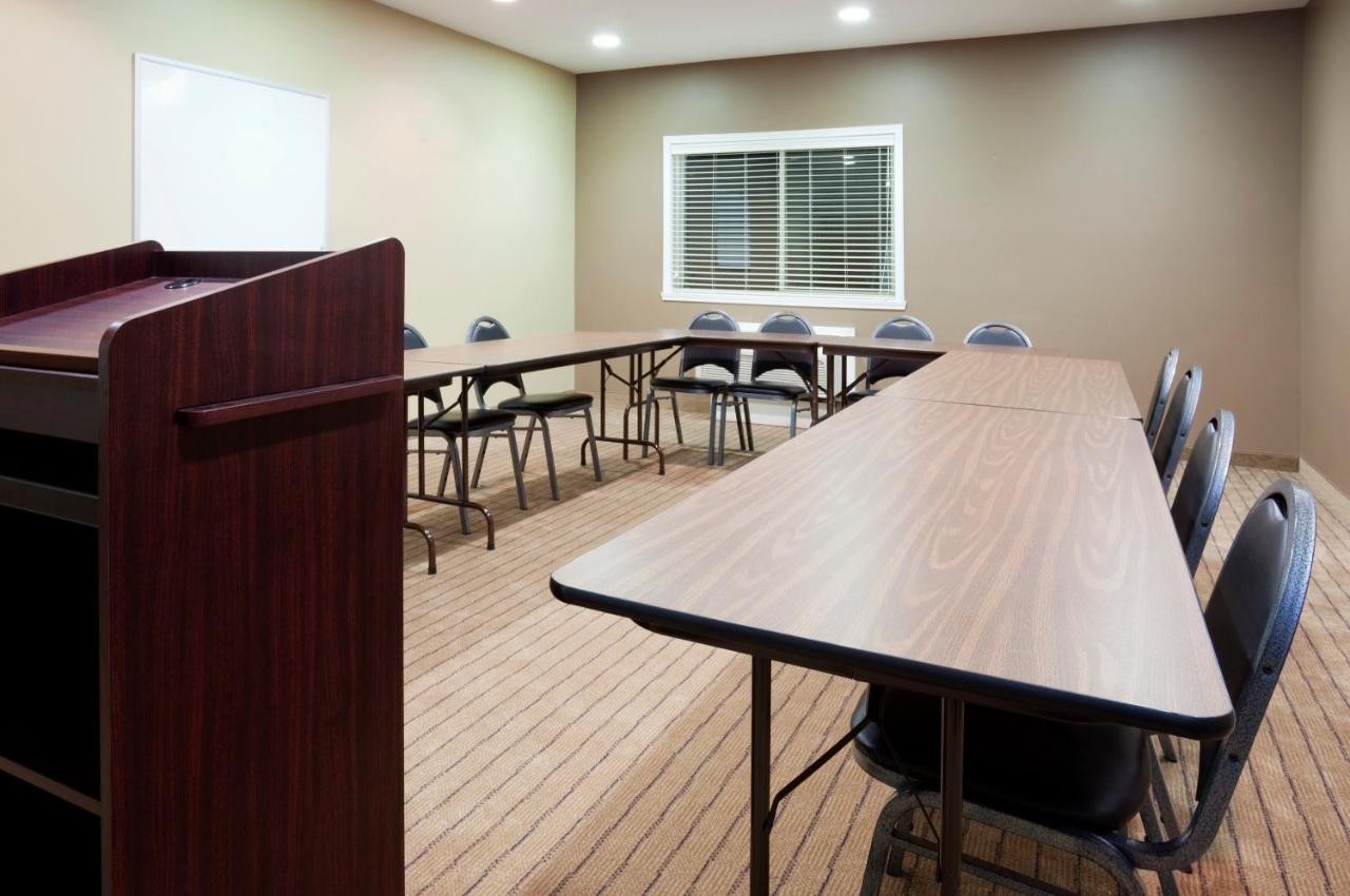 | Holiday Inn Express Devils Lake, an IHG Hotel
