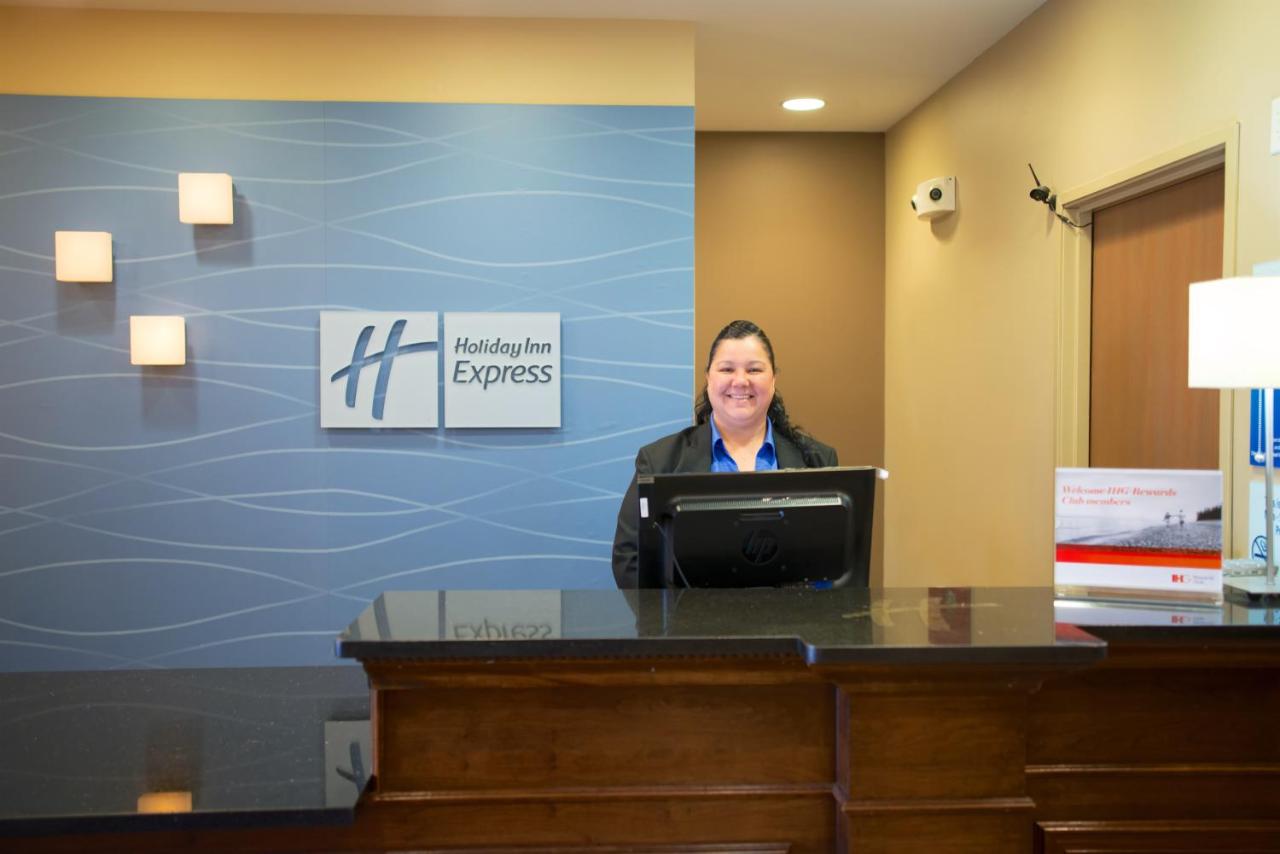 | Holiday Inn Express Devils Lake, an IHG Hotel