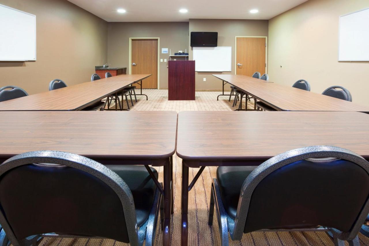 | Holiday Inn Express Devils Lake, an IHG Hotel