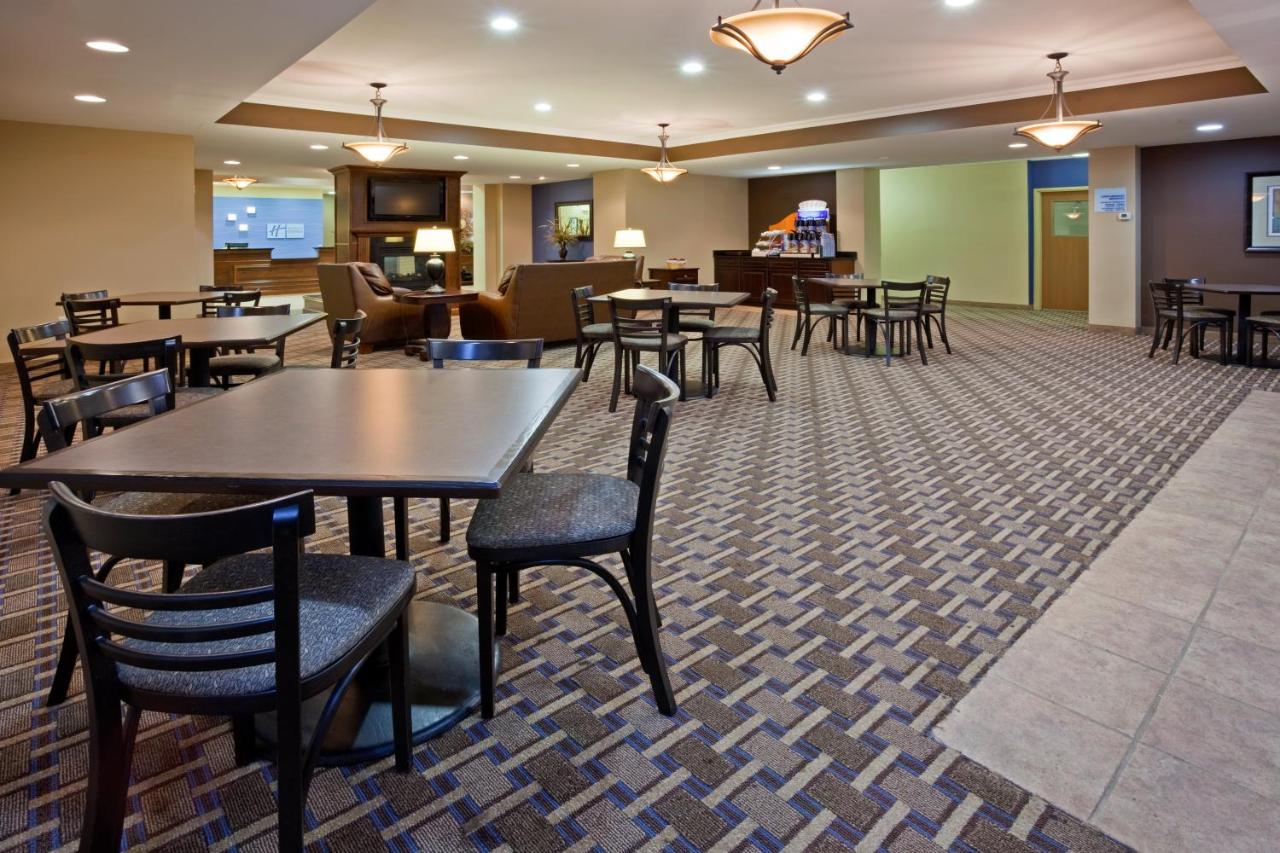 | Holiday Inn Express Devils Lake, an IHG Hotel