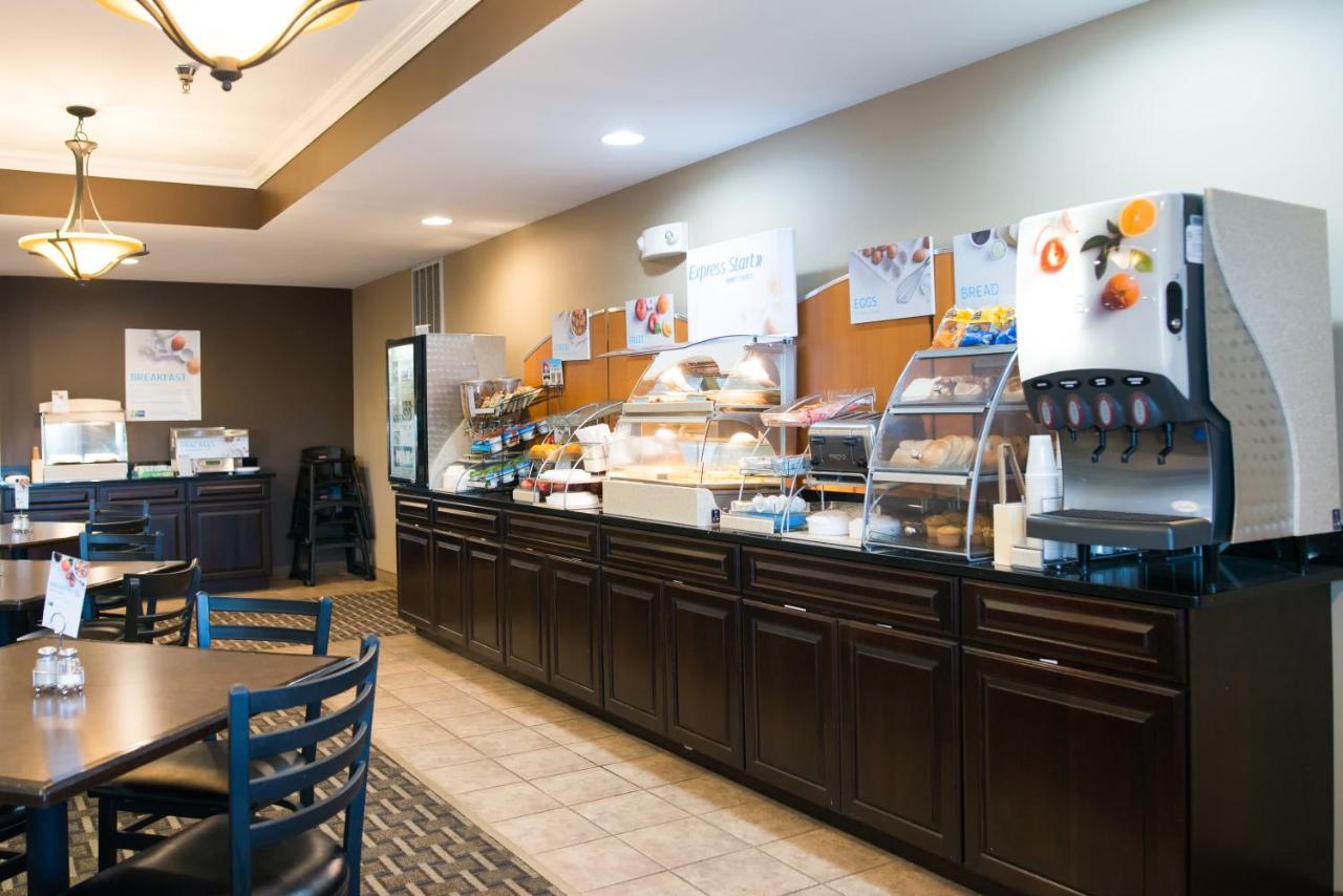 | Holiday Inn Express Devils Lake, an IHG Hotel