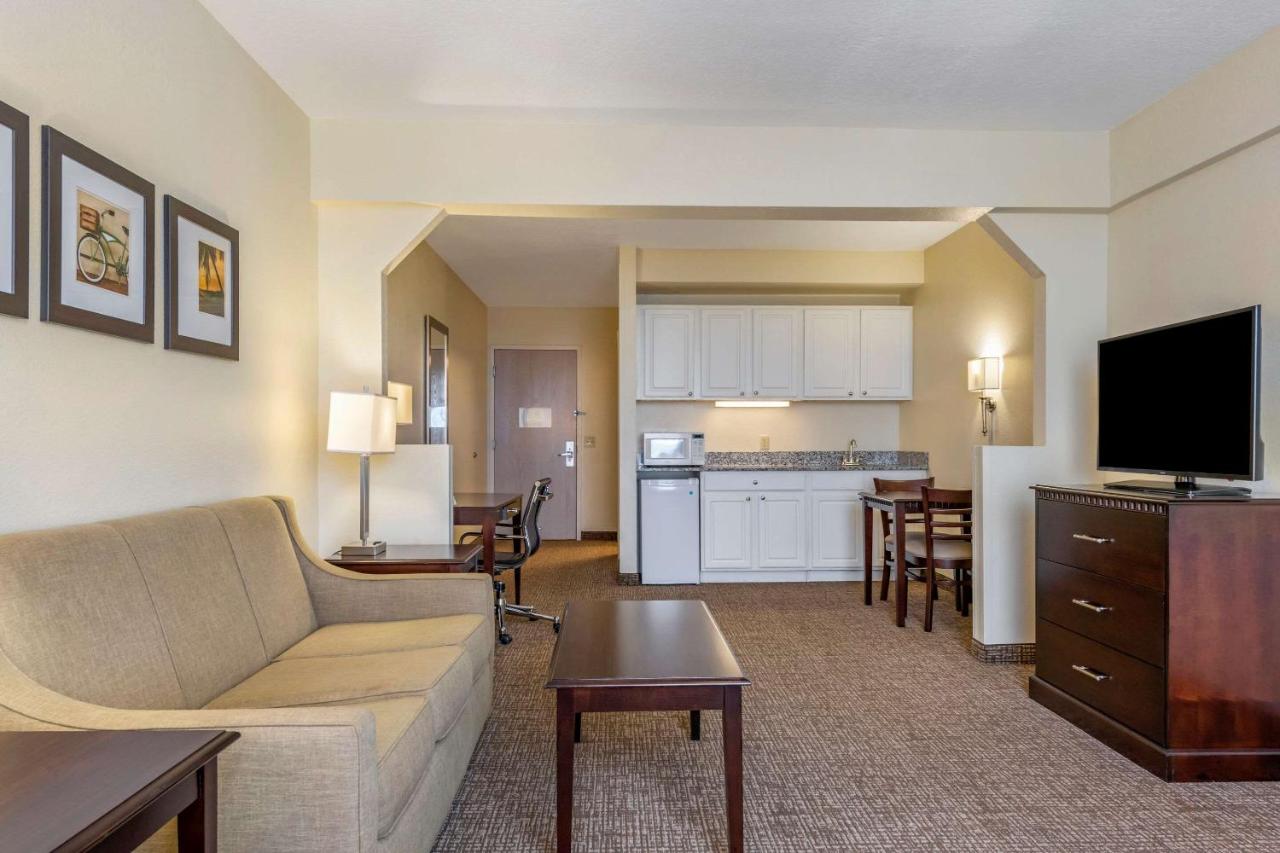 One-Bedroom King Suite with Sofa Bed at Comfort Suites Maingate East