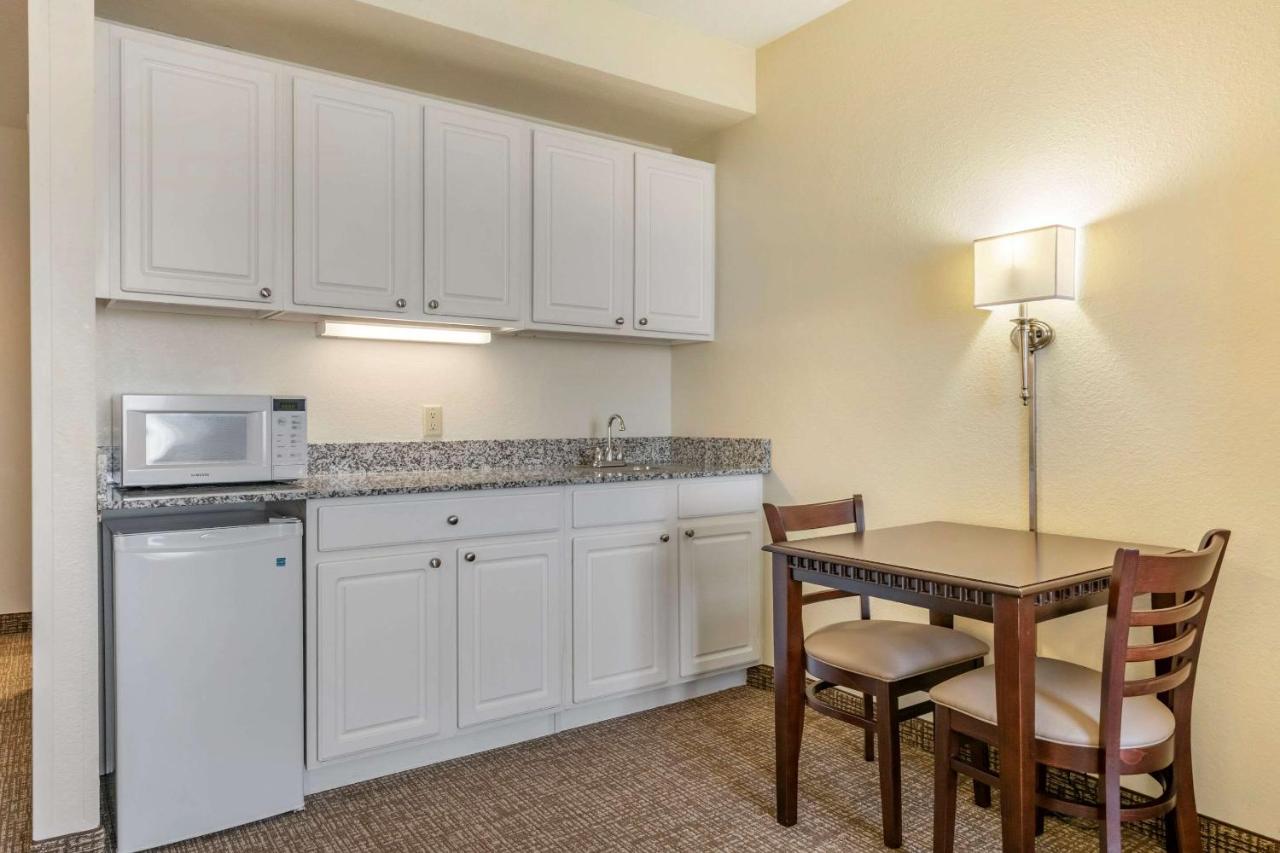 One-Bedroom King Suite with Sofa Bed at Comfort Suites Maingate East