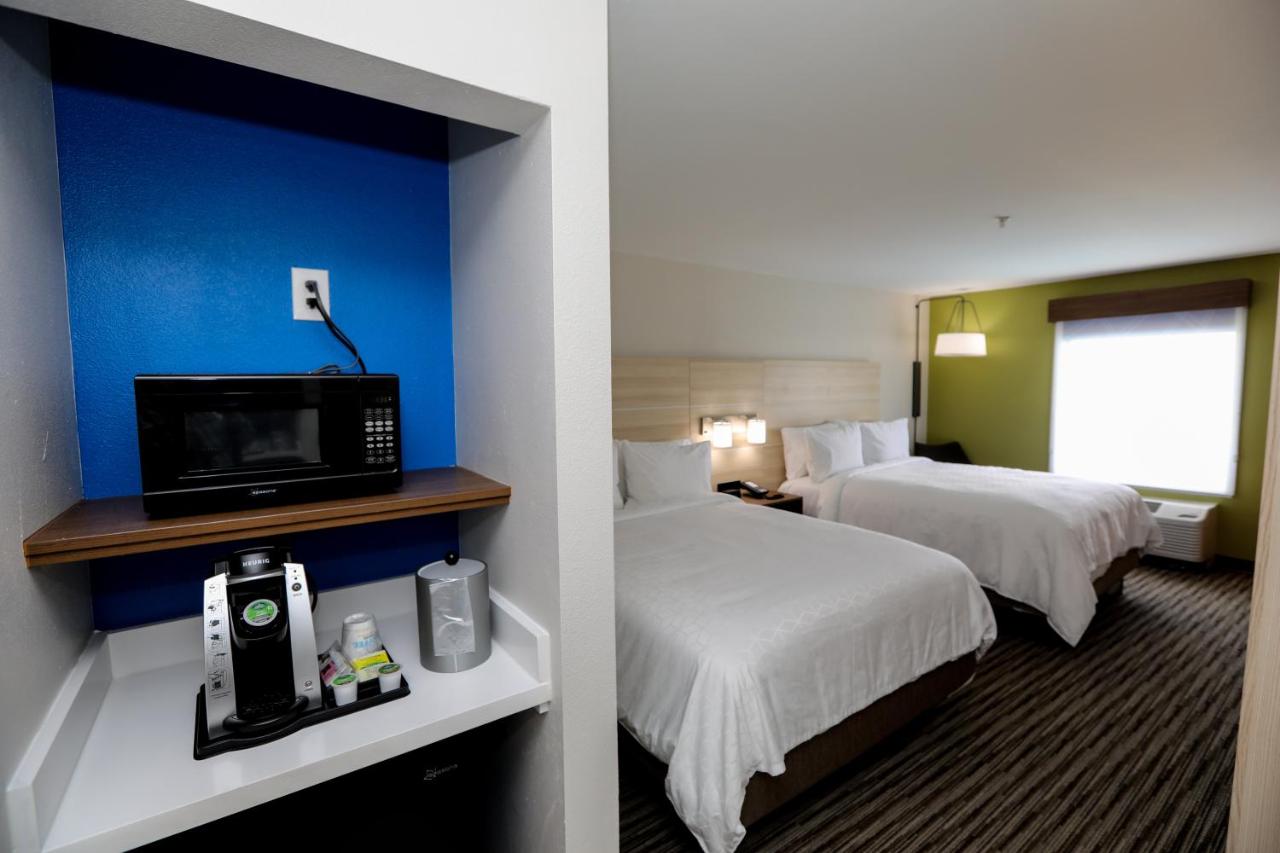 Queen Room with Two Queen Beds - Non-Smoking at Holiday Inn Express : Hillsboro I-35 by IHG