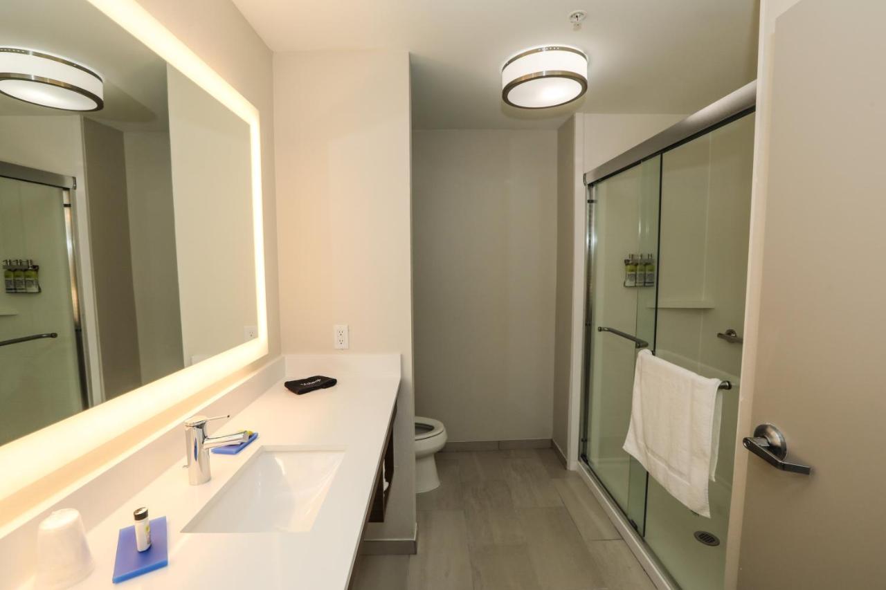 Leisure King Room - Non-Smoking at Holiday Inn Express : Hillsboro I-35 by IHG
