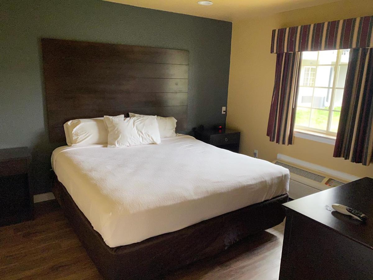 King Room at Woodridge Inn and Suites