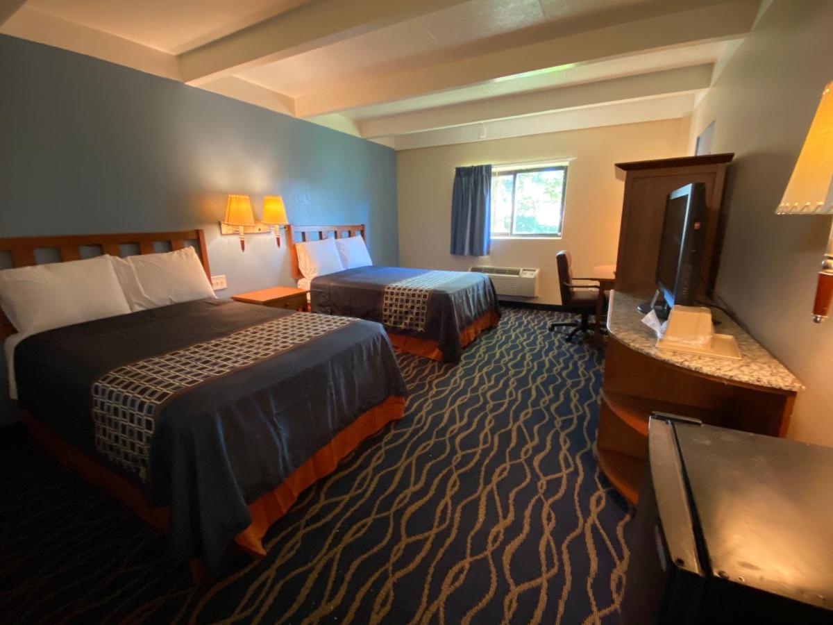 Double Room at Economy Inn North Randall