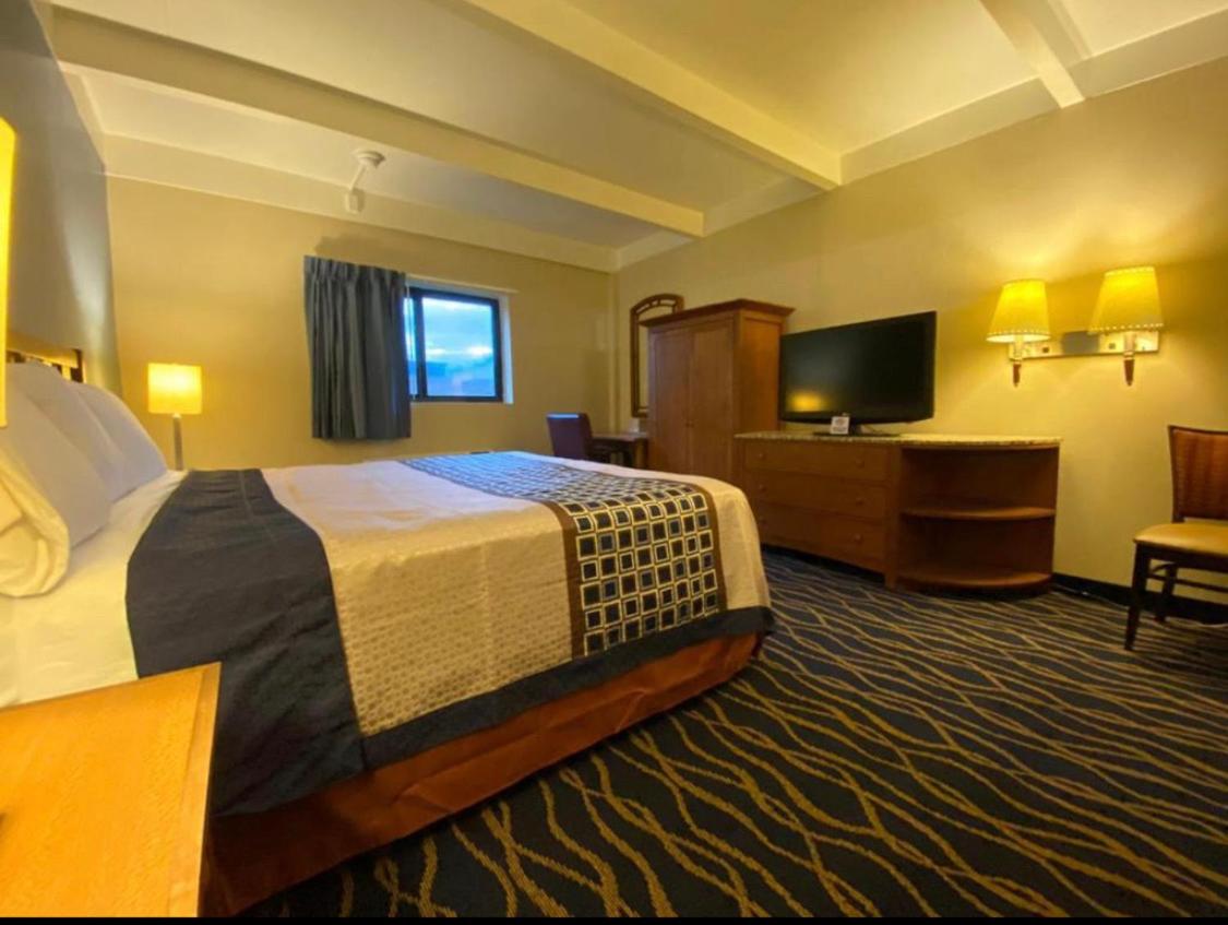 King Suite at Economy Inn North Randall