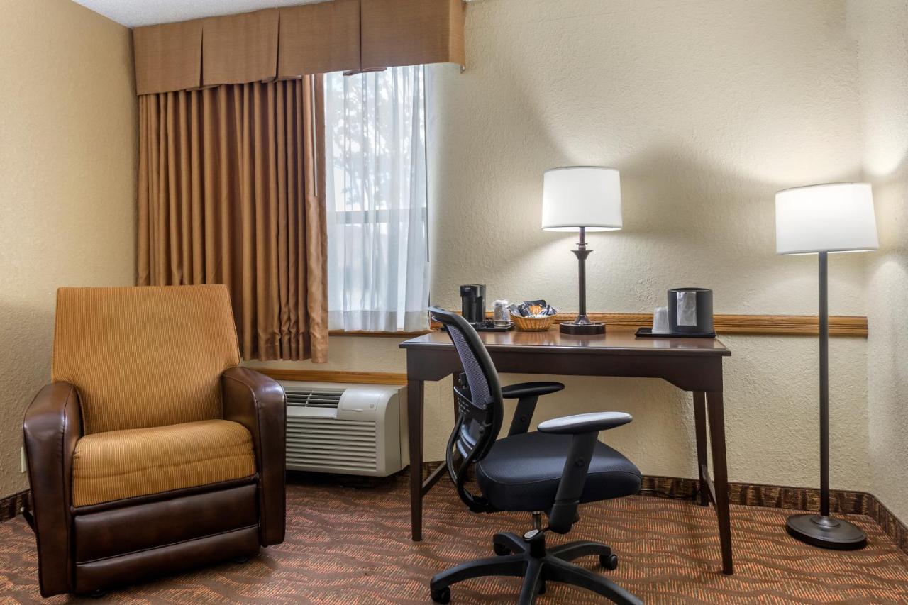 King Room with Roll-In Shower - Accessible/Non-Smoking at Comfort Inn at Thousand Hills