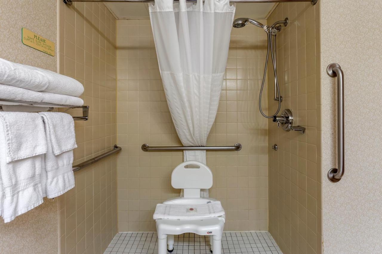 King Room with Roll-In Shower - Accessible/Non-Smoking at Comfort Inn at Thousand Hills