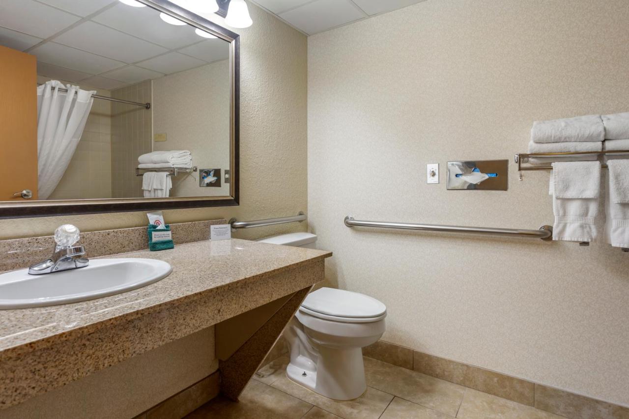 King Room with Roll-In Shower - Accessible/Non-Smoking at Comfort Inn at Thousand Hills