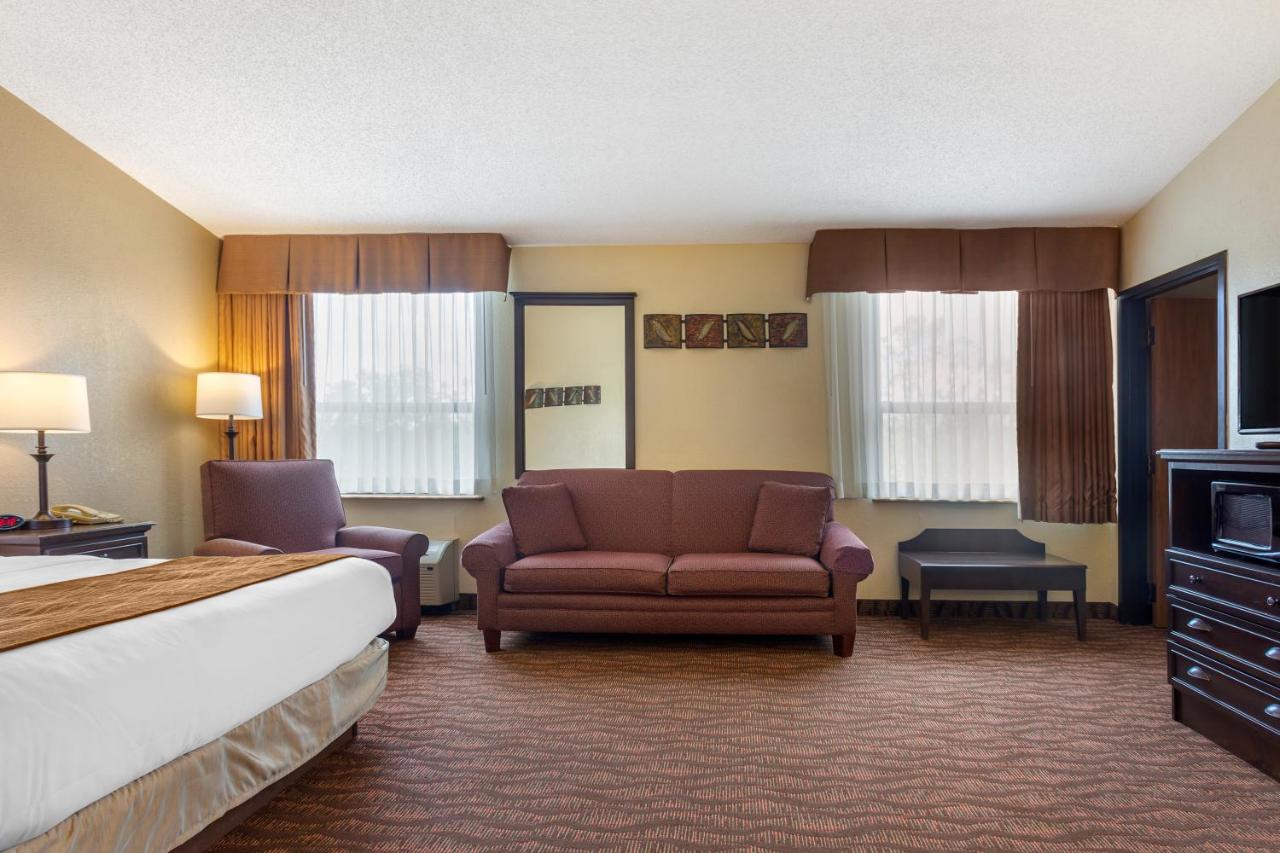 King Room with Hot Tub - Accessible/Non-Smoking at Comfort Inn at Thousand Hills