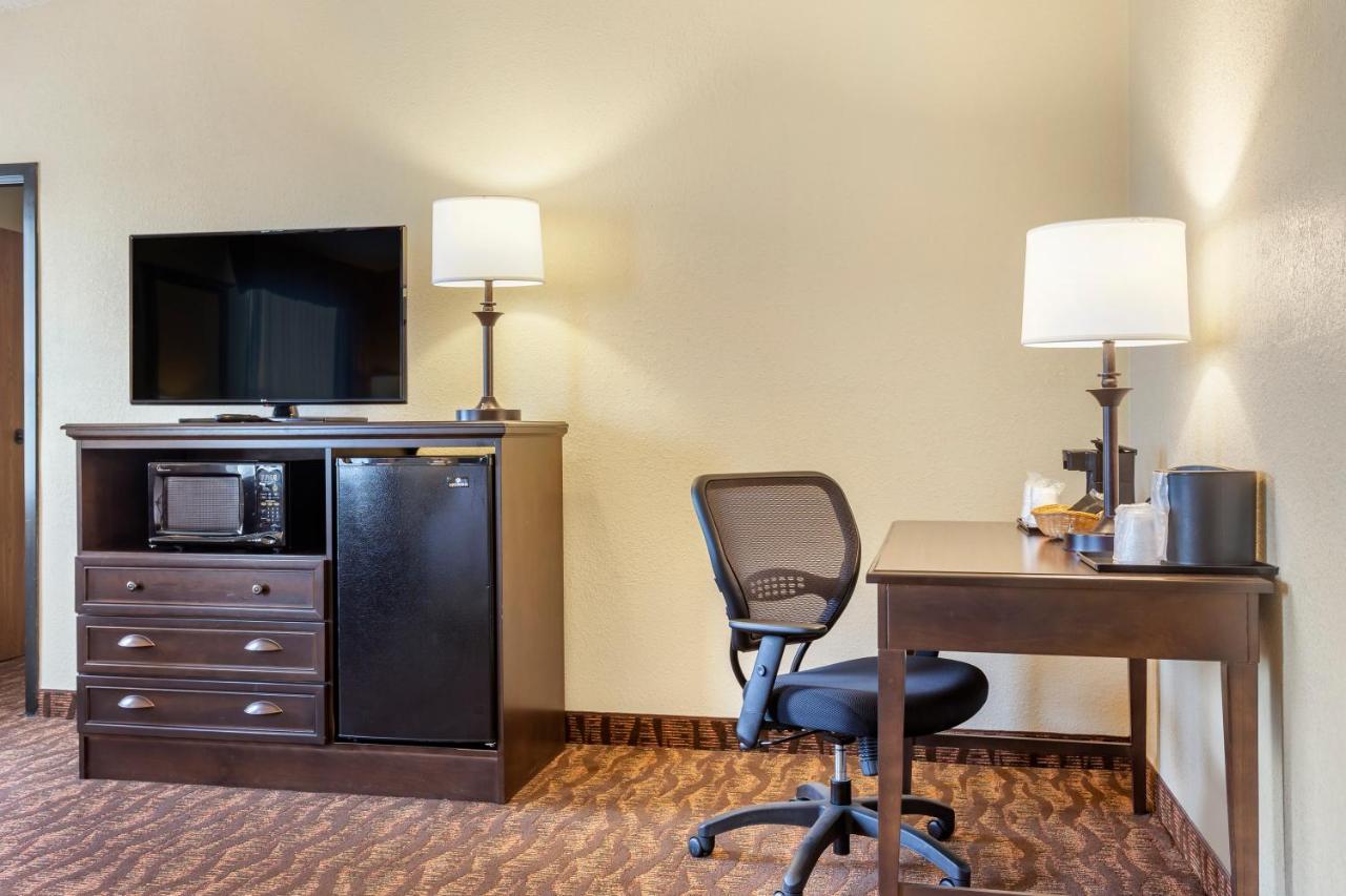 King Room with Hot Tub - Accessible/Non-Smoking at Comfort Inn at Thousand Hills
