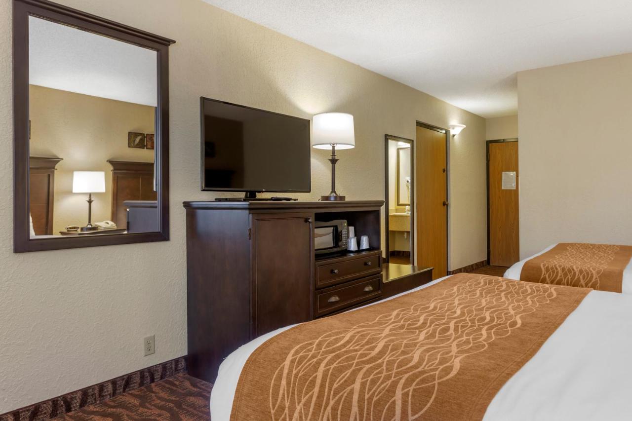 Queen Room with Two Queen Beds - Non-Smoking at Comfort Inn at Thousand Hills