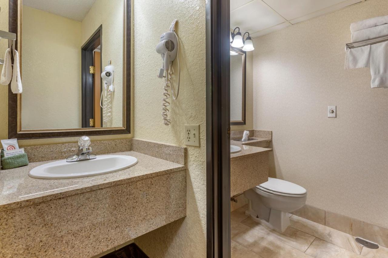 King Room with Whirlpool - Non-Smoking at Comfort Inn at Thousand Hills