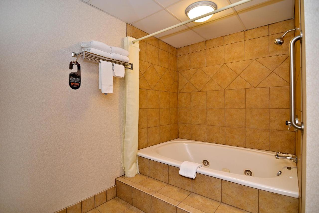 King Room with Hot Tub - Accessible/Non-Smoking at Comfort Inn at Thousand Hills