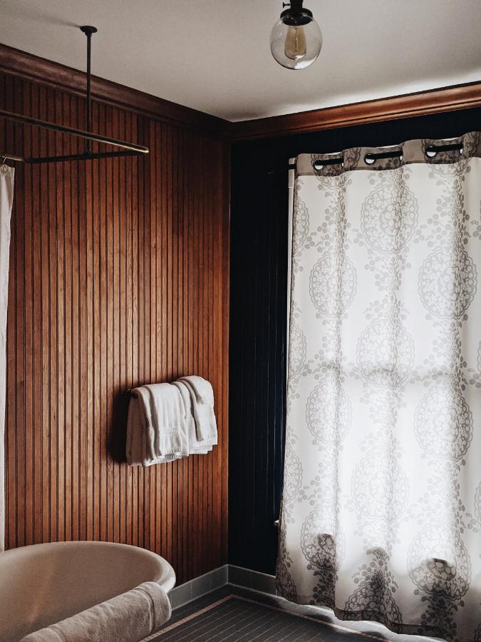 | Shelburne Hotel