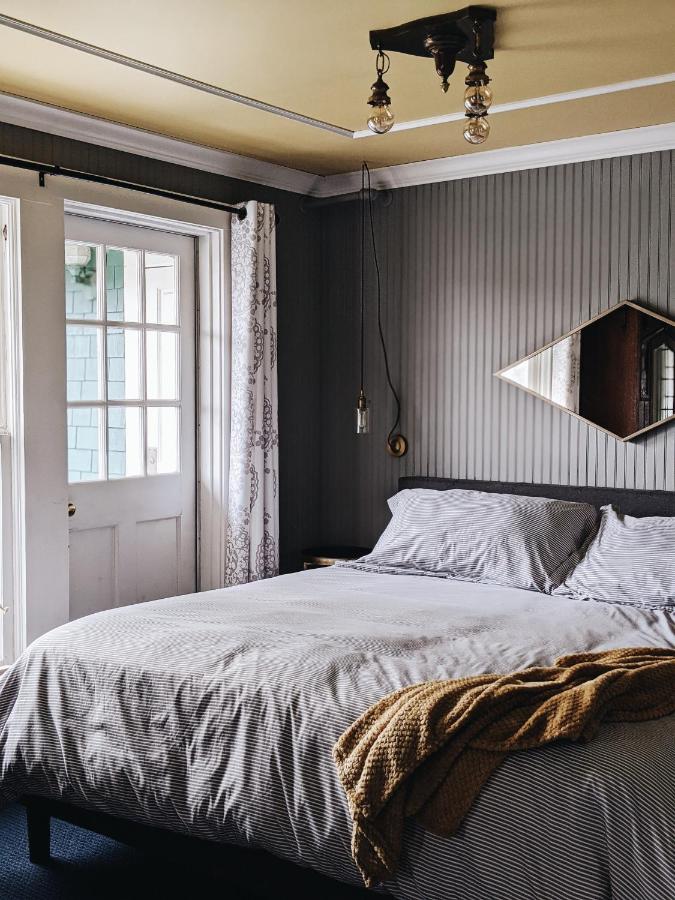 | Shelburne Hotel