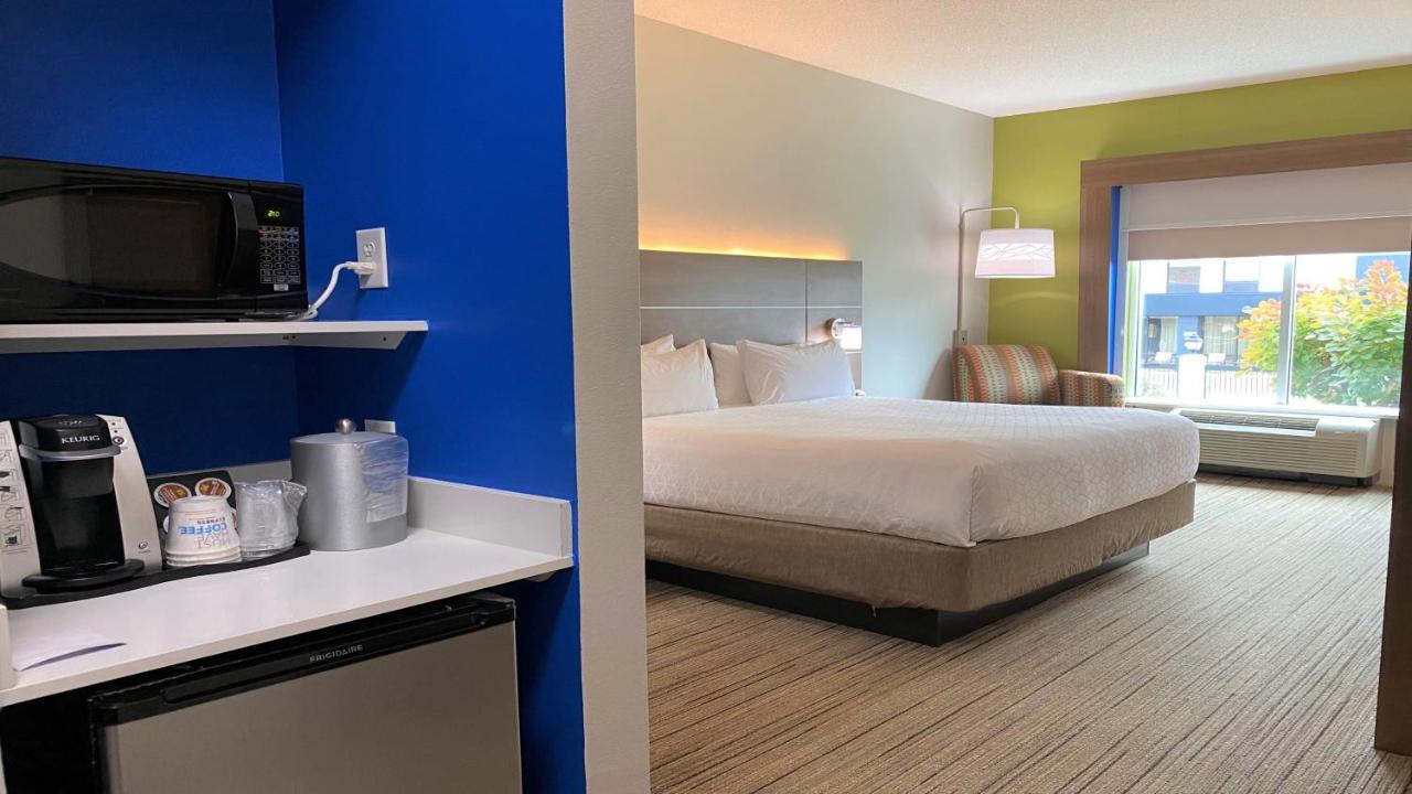 King Room at Holiday Inn Express & Suites Somerset Central by IHG