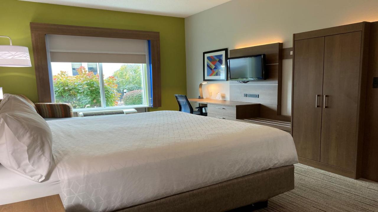 King Room at Holiday Inn Express & Suites Somerset Central by IHG