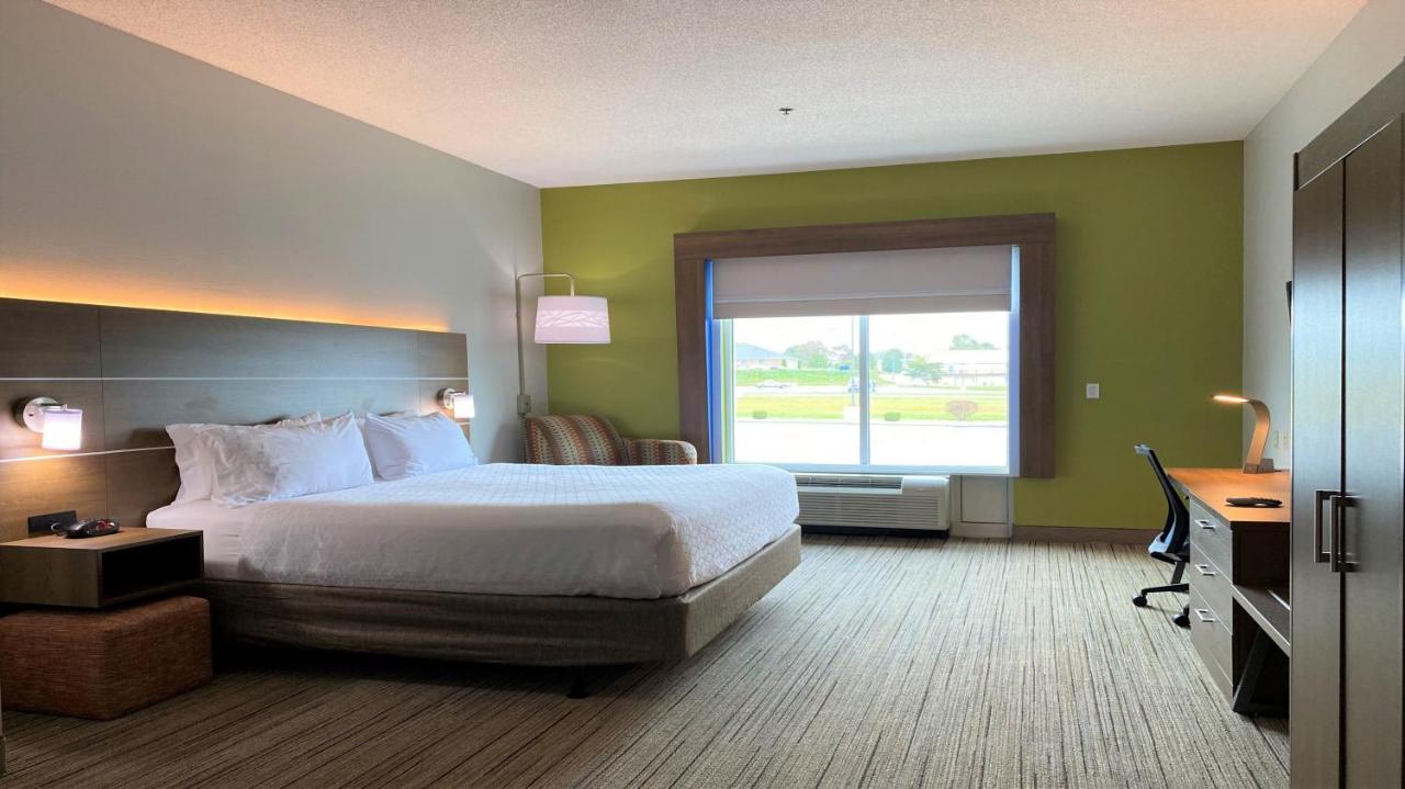 King Suite at Holiday Inn Express & Suites Somerset Central by IHG