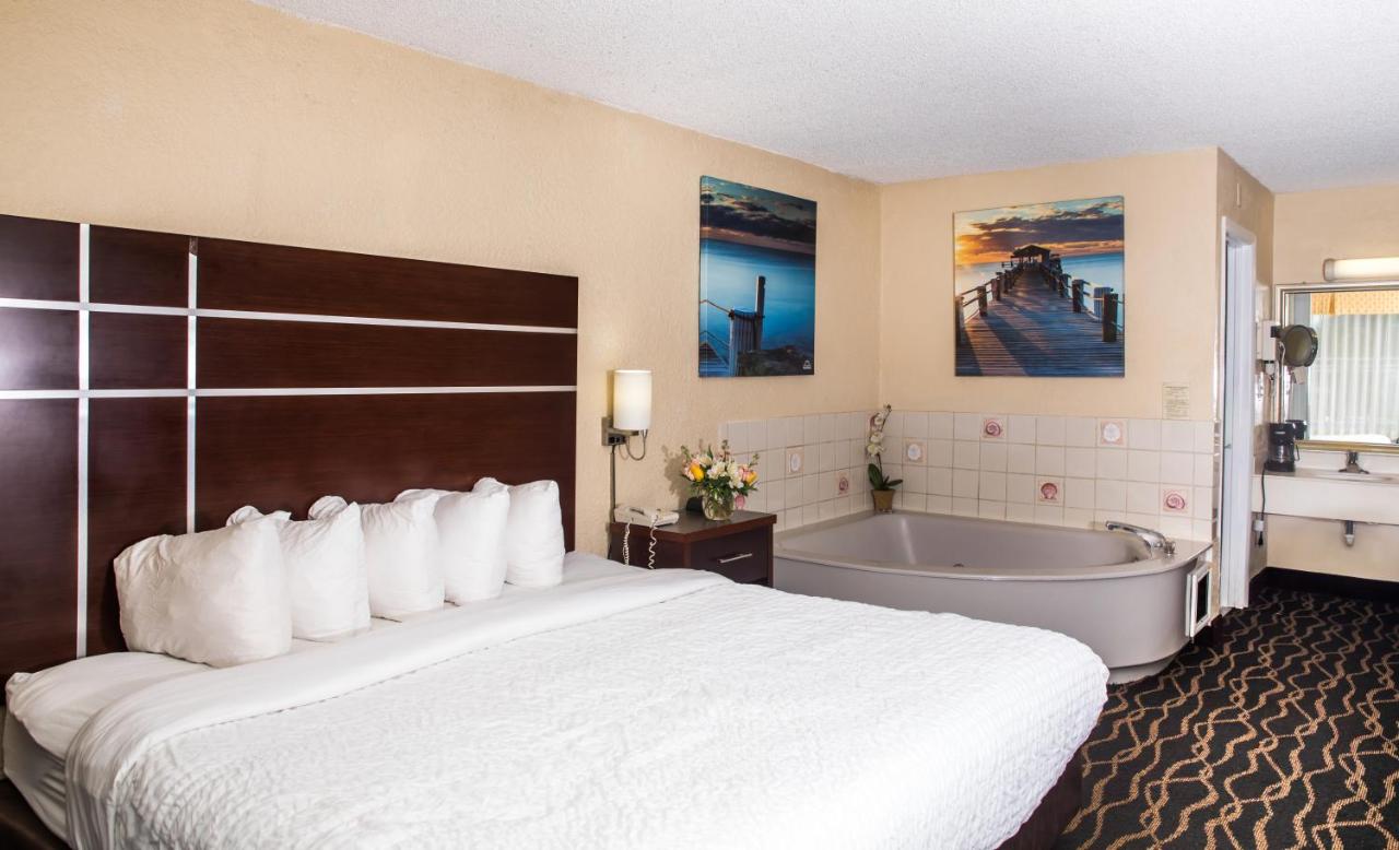 Superior King Suite with Jetted Tub - Non-Smoking at Days Inn by Wyndham Stuart