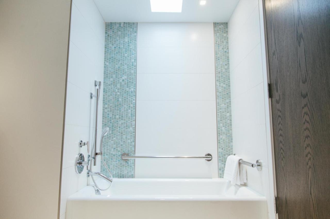 Deluxe Double Room with Bath at H2O Hermosa Beach Hotel