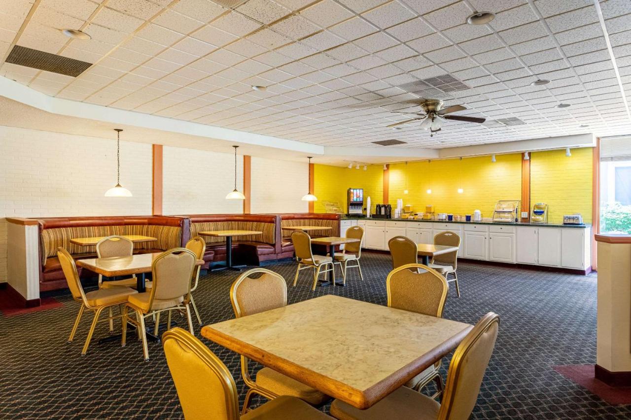 | Econo Lodge Fredonia