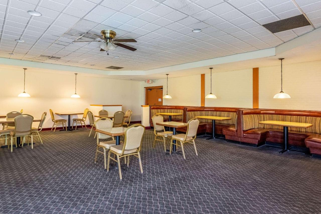  | Econo Lodge Fredonia