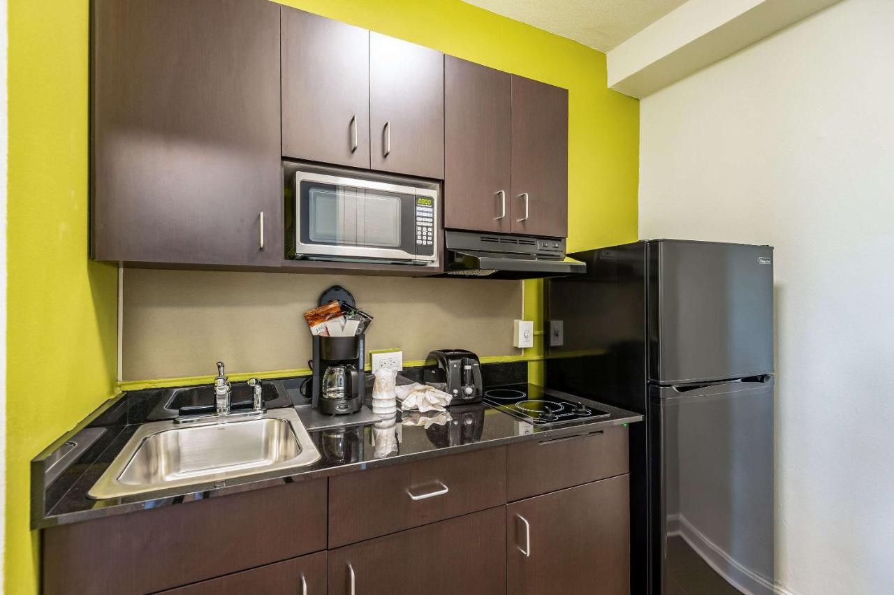 King Suite - Non-Smoking at Quality Inn & Suites Kansas City Downtown