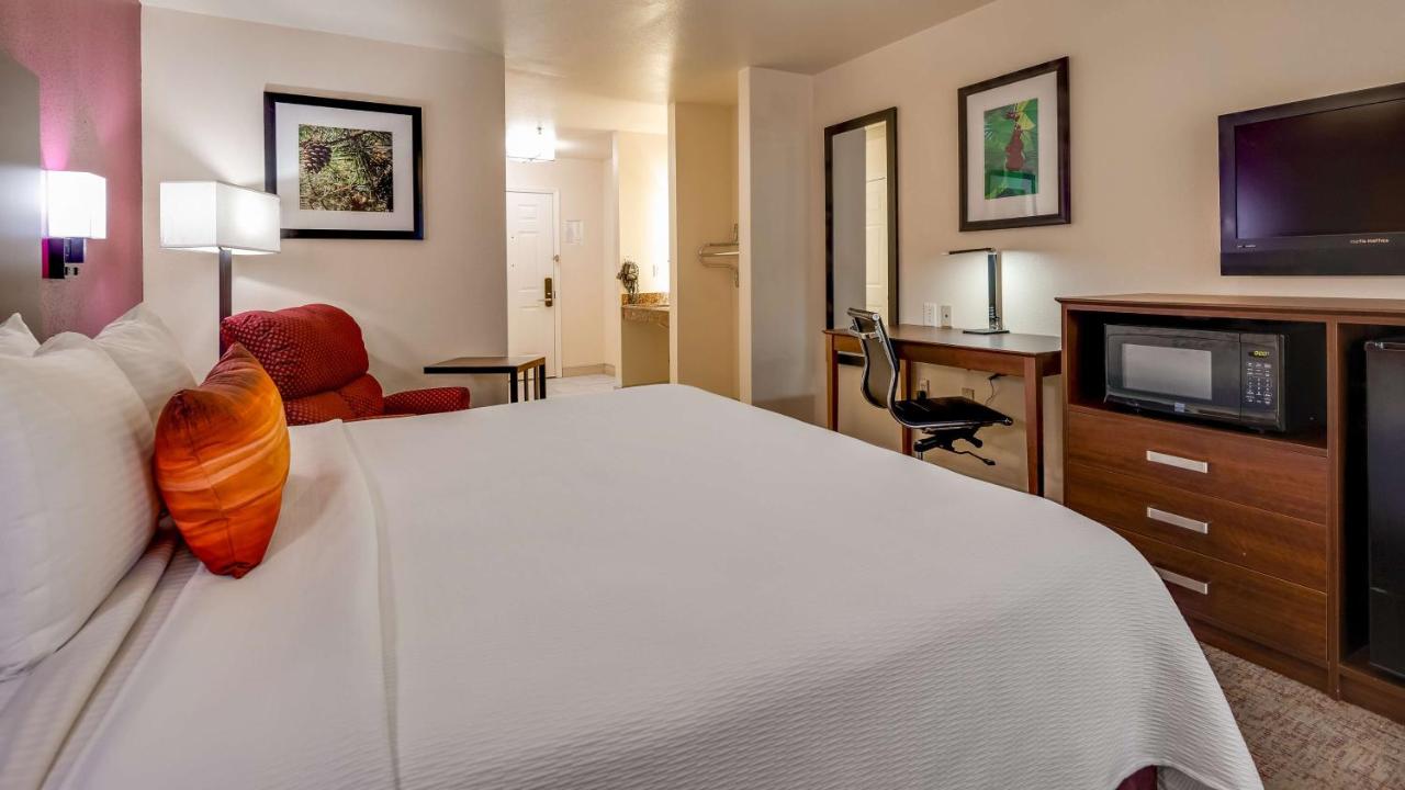 | Best Western Pineywoods Inn