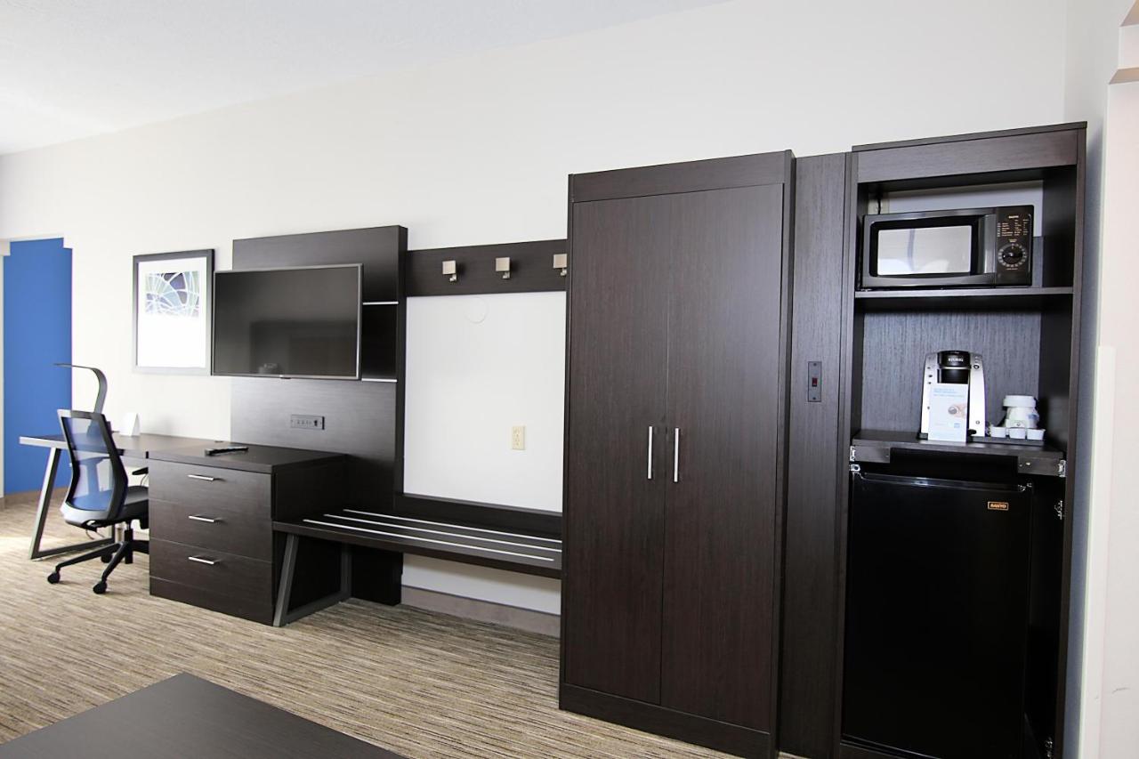 Suite with King and Queen Bed at Holiday Inn Express & Suites Ashland by IHG