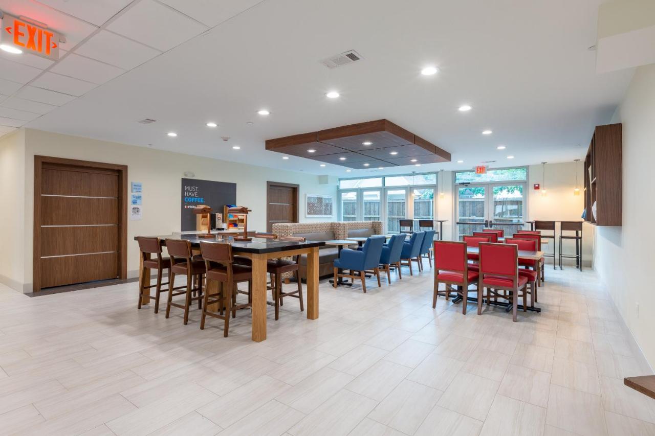 | Holiday Inn Express & Suites Arlington North – Stadium Area, an IHG Hotel