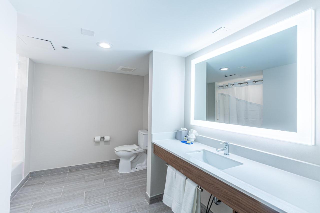 | Holiday Inn Express & Suites Arlington North – Stadium Area, an IHG Hotel