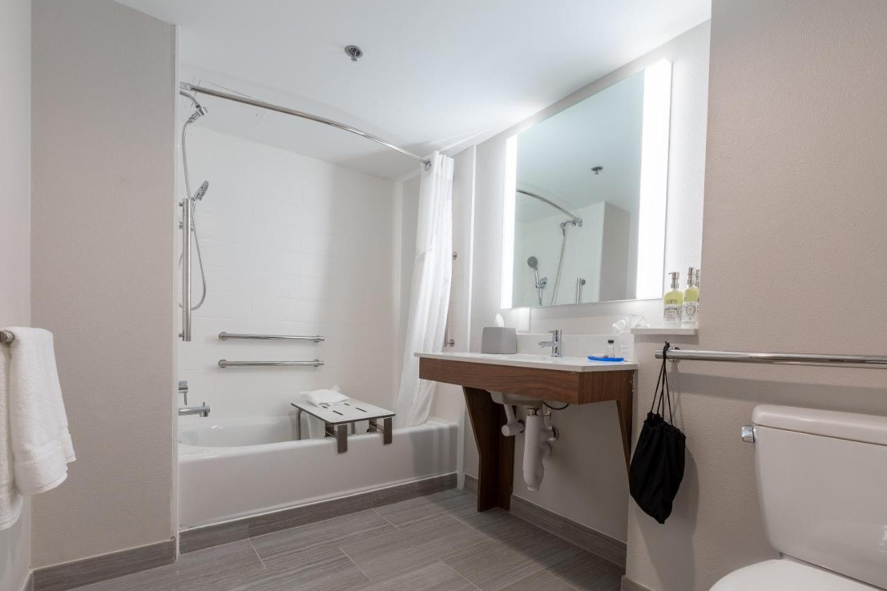 | Holiday Inn Express & Suites Arlington North – Stadium Area, an IHG Hotel