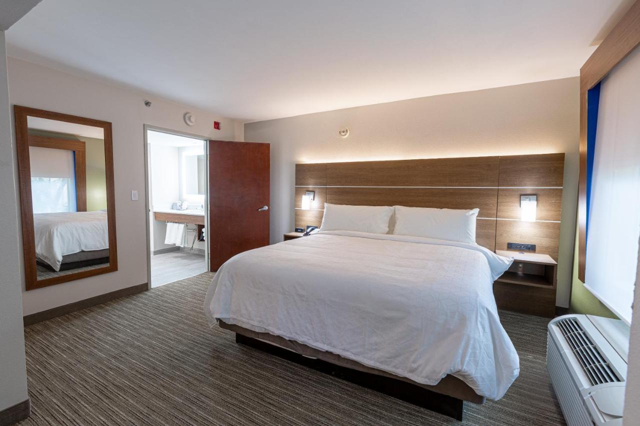 | Holiday Inn Express & Suites Arlington North – Stadium Area, an IHG Hotel