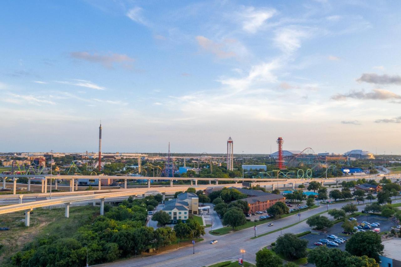 | Holiday Inn Express & Suites Arlington North – Stadium Area, an IHG Hotel