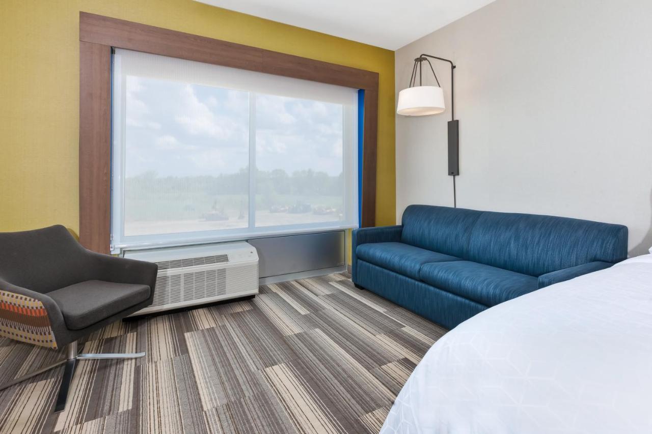 Suite - Hearing Accessible - Non-Smoking at Holiday Inn Express & Suites Grand Rapids Airport - South by IHG