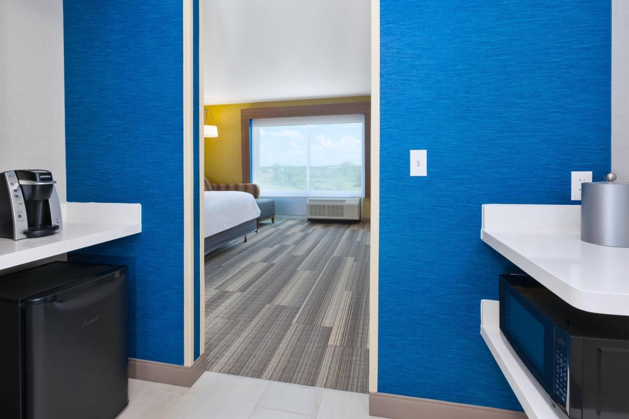 Suite - Hearing Accessible - Non-Smoking at Holiday Inn Express & Suites Grand Rapids Airport - South by IHG