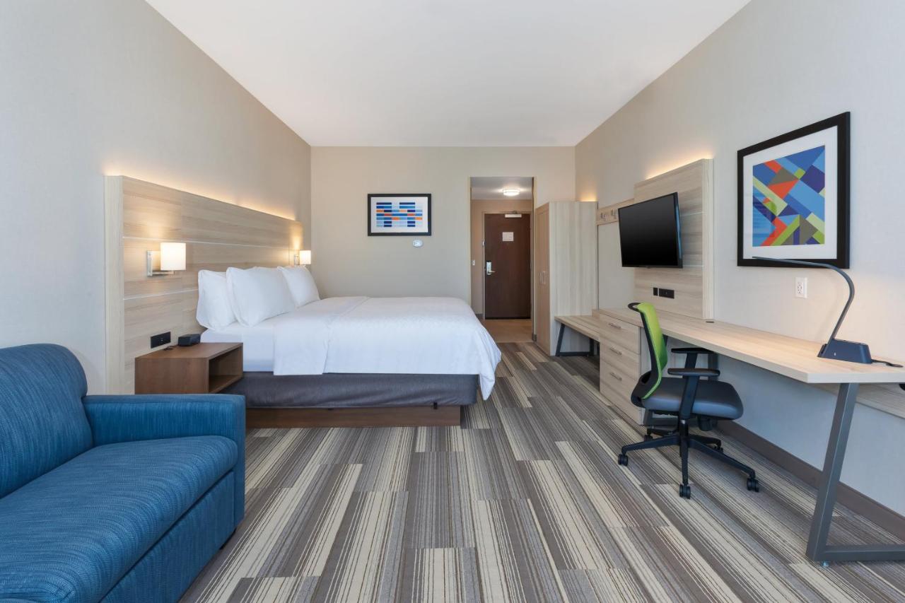 Suite - Hearing Accessible - Non-Smoking at Holiday Inn Express & Suites Grand Rapids Airport - South by IHG