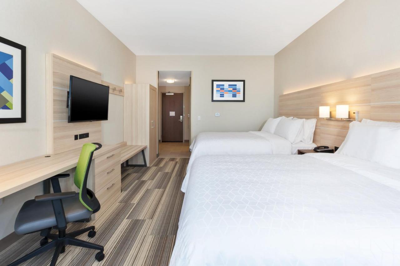 Suite with Mobility Accessible Tub - Non-Smoking at Holiday Inn Express & Suites Grand Rapids Airport - South by IHG