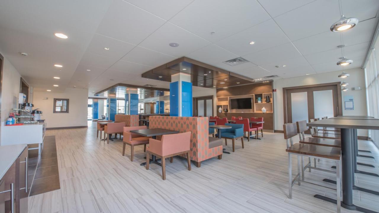 | Holiday Inn Express & Suites-Dripping Springs - Austin Area