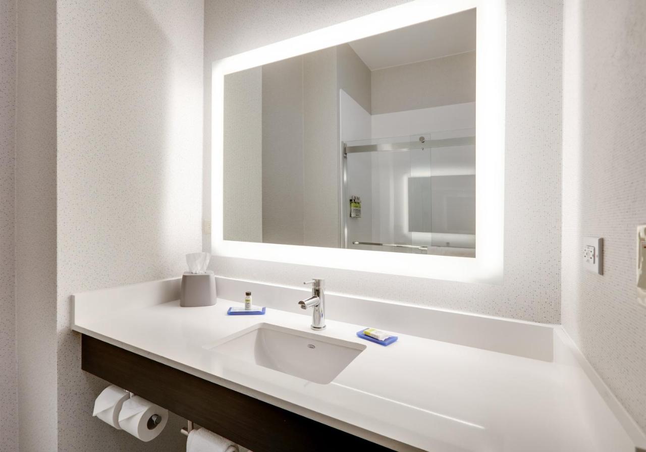 King Room at Holiday Inn Express Hotel & Suites Cleburne by IHG