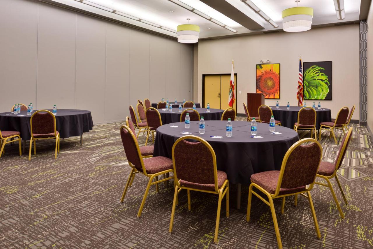 | Holiday Inn Express & Suites Elk Grove Central - Hwy 99, an IHG Hotel