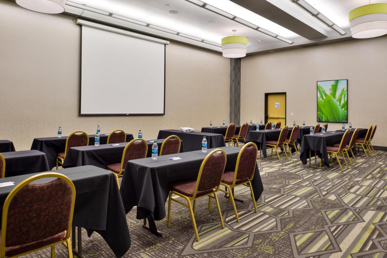 | Holiday Inn Express & Suites Elk Grove Central - Hwy 99, an IHG Hotel