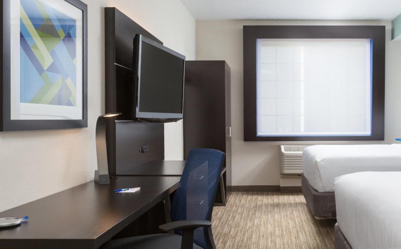 Twin Room - Mobility Access with Bath Tub at Holiday Inn Express Hotel & Suites Eugene Downtown-University by IHG