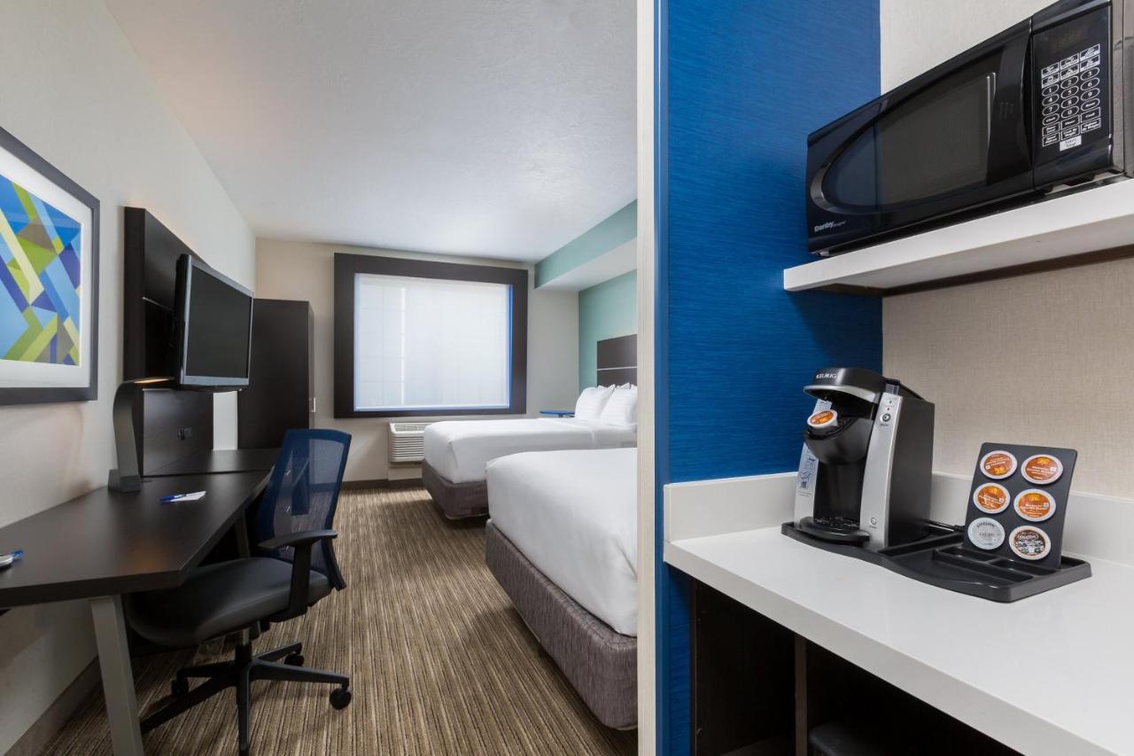 Twin Room - Mobility Access with Bath Tub at Holiday Inn Express Hotel & Suites Eugene Downtown-University by IHG