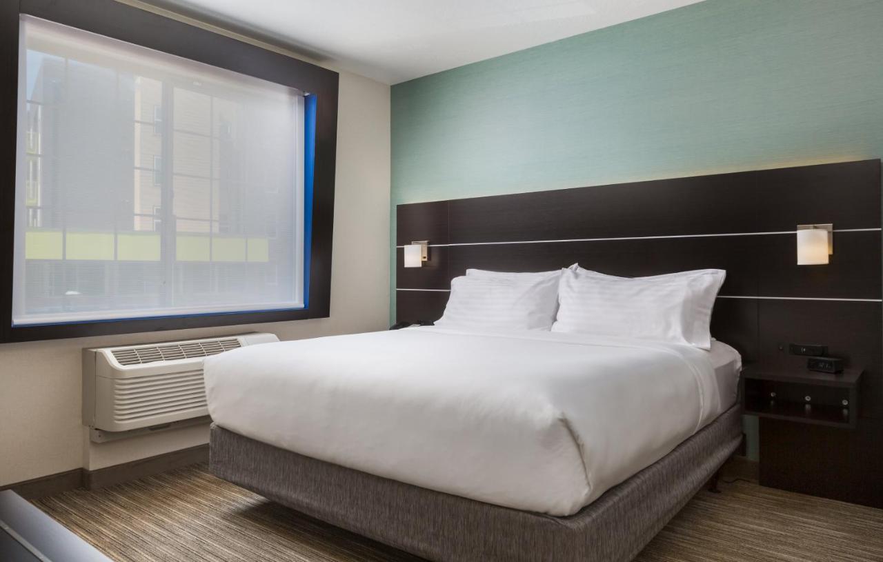 King Room - Hearing Accessible - Roll-in Shower/Non-Smoking at Holiday Inn Express Hotel & Suites Eugene Downtown-University by IHG