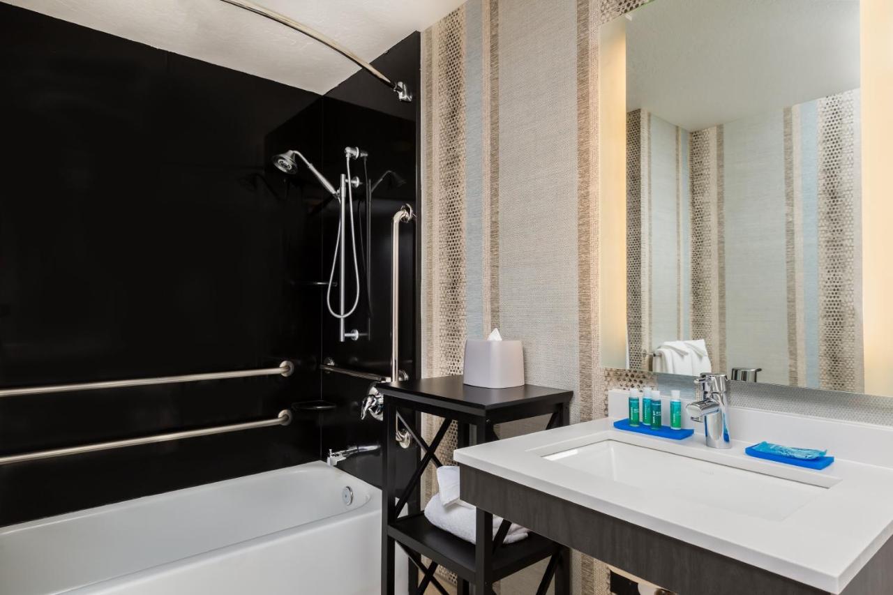 Twin Room - Mobility Access with Bath Tub at Holiday Inn Express Hotel & Suites Eugene Downtown-University by IHG
