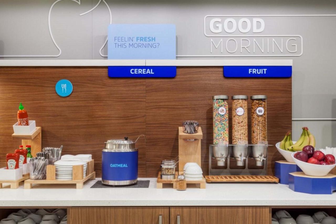 | Holiday Inn Express and Suites Indianapolis W- Airport Area, an IHG Hotel